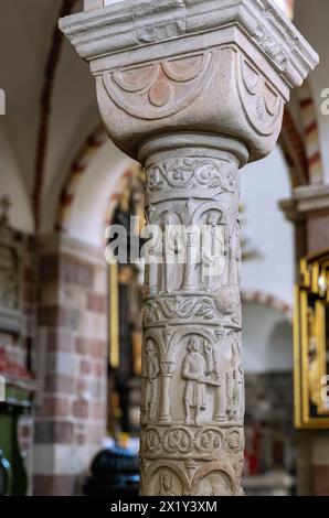 Colonne romane avec reliefs figuratifs à l'intérieur de l'église de la Sainte Trinité (Kościół Świętej Trójcy, Kosciol SW. Troicy) à Strzelno ( Banque D'Images