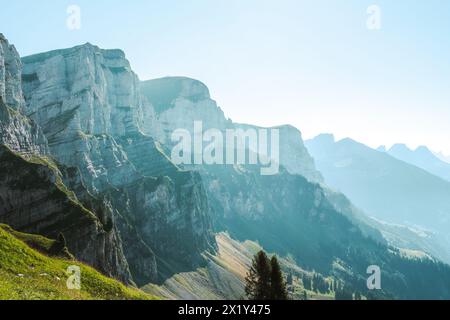 Description : vue rapprochée sur la chaîne de montagnes Churfürsten le matin. Schnürliweg, Lake Walen, préparé Gallen, Suisse, Europe. Banque D'Images