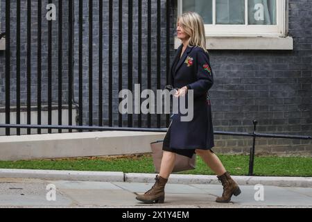 Londres, Royaume-Uni. 18 avril 2024. Esther McVey, députée, ministre sans portefeuille au Cabinet Office, connue sous le nom de «ministre du bon sens», monte la rue pour entrer au 10 Downing Street à Westminster, Londres, Royaume-Uni. Crédit : Imageplotter/Alamy Live News Banque D'Images