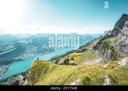 Description : une femme sportive profite de la vue panoramique sur Walensee d'un beau point de vue. Schnürliweg, Walensee, composé Gallen, Suisse, Europe. Banque D'Images