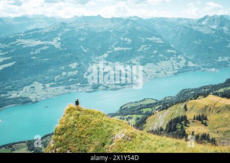 Description : une femme athlétique profite de la vue panoramique sur Walensee d'un point de vue magnifique. Schnürliweg, Walensee, composé Gallen, Suisse, Euro Banque D'Images