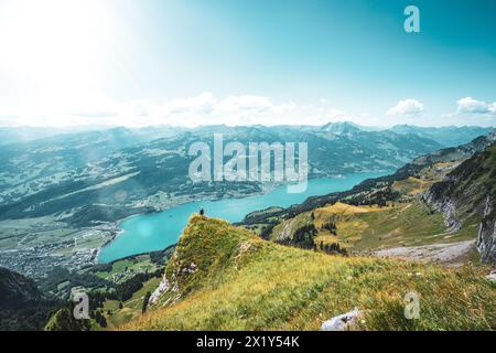 Description : alpiniste profite de la vue panoramique sur Walensee d'un beau point de vue. Schnürliweg, Walensee, composé Gallen, Suisse, Europe. Banque D'Images