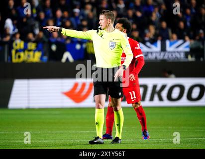 Arbitre Francois Letexier lors de l'UEFA Europa League, quart de finale du match de deuxième manche au stade Gewiss, Bergame, Italie. Date de la photo : jeudi 18 avril 2024. Banque D'Images