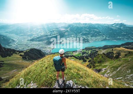 Description : alpiniste profite de la vue panoramique sur Walensee depuis un beau point de vue à côté du sentier de randonnée. Schnürliweg, Walensee, composé Gallen, Banque D'Images