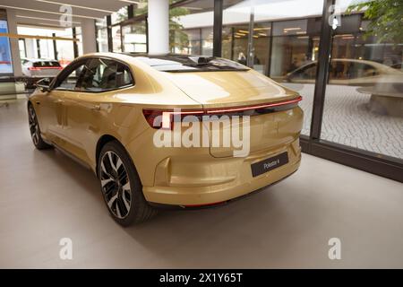 Voiture dorée brillante Polestar 4 prochain coupé SUV tout électrique par Polestar, filiale Volvo, véhicule à longue portée, luxueux et écologique présenté en sh Banque D'Images