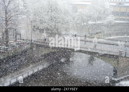 Vue aérienne du pont Gamlebro sur le Motala Stream pendant une tempête de neige en avril. C'est ce qu'on appelle la météo d'avril en Suède. Banque D'Images