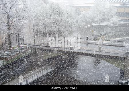 Vue aérienne du pont Gamlebro sur le Motala Stream pendant une tempête de neige en avril. C'est ce qu'on appelle la météo d'avril en Suède. Banque D'Images