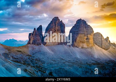 Description : vue épique depuis Sextner Stein sur Monte Paterno et la chaîne de montagnes Tre Cime dans la soirée. Tre Cime, Dolomites, Tyrol du Sud, Italie, Europe Banque D'Images