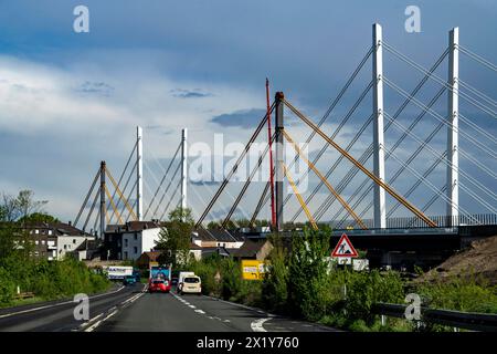 Die neue Rheinbrücke Neuenkamp, der A40, weiße Pfeiler Seile, und die Alte Autobahnbrücke, die im Rückbau ist, Duisburg, NRW, Deutschland, Autobahnbrücke Neuenkamp *** le nouveau pont sur le Rhin Neuenkamp, l'A40, cordes blanches, et l'ancien pont routier, en cours de démantèlement, Duisburg, NRW, Allemagne, pont routier Neuenkamp Banque D'Images