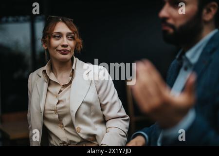 Hommes d'affaires professionnels engagés dans une discussion animée Banque D'Images