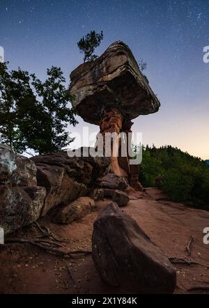 Table du diable la nuit, Hinterweidenthal, Forêt du Palatinat, Rhénanie-Palatinat, Allemagne Banque D'Images