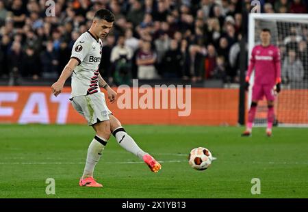 Londres, Royaume-Uni. 18 avril 2024. Granit Xhaka (Bayer Leverkusen) lors du match de quart de finale de l'UEFA Europa League de West Ham vs Beyer Leverkusen, 2e match, au London Stadium, Stratford. Cette image est RÉSERVÉE à UN USAGE ÉDITORIAL. Licence exigée du Football DataCo pour toute autre utilisation. Crédit : MARTIN DALTON/Alamy Live News Banque D'Images