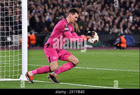 Londres, Royaume-Uni. 18 avril 2024. Matěj Kovář (Bayer Leverkusen, gardien de but) sauve lors du match de quart de finale de l'UEFA Europa League de West Ham vs Beyer Leverkusen, 2e manche, au London Stadium, Stratford. Cette image est RÉSERVÉE à UN USAGE ÉDITORIAL. Licence exigée du Football DataCo pour toute autre utilisation. Crédit : MARTIN DALTON/Alamy Live News Banque D'Images