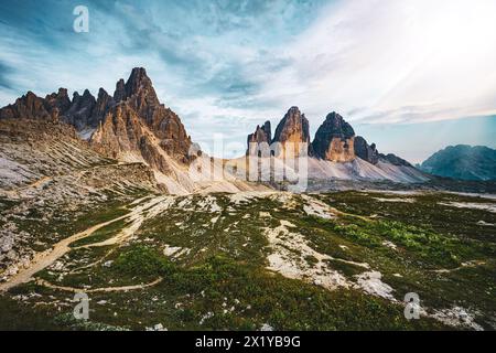 Description : vue épique depuis Sextner Stein sur Monte Paterno et la chaîne de montagnes Tre Cime dans la soirée. Tre Cime, Dolomites, Tyrol du Sud, Italie, Europe Banque D'Images