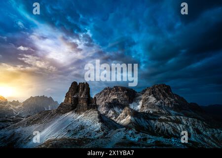 Description : vue épique de Sextner Stein sur la chaîne de montagnes Toblinger Knoten dans la soirée. Tre Cime, Dolomites, Tyrol du Sud, Italie, Europe. Banque D'Images