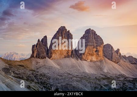 Description : vue épique depuis Sextner Stein sur Monte Paterno et la chaîne de montagnes Tre Cime dans la soirée. Tre Cime, Dolomites, Tyrol du Sud, Italie, Europe Banque D'Images