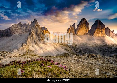 Description : vue épique depuis Sextner Stein sur Monte Paterno et la chaîne de montagnes Tre Cime dans la soirée. Tre Cime, Dolomites, Tyrol du Sud, Italie, Europe Banque D'Images