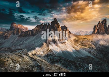 Description : vue épique de Sextner Stein sur la chaîne de montagnes Monte Paterno dans la soirée. Tre Cime, Dolomites, Tyrol du Sud, Italie, Europe. Banque D'Images