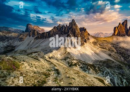 Description : vue épique de Sextner Stein sur la chaîne de montagnes Monte Paterno dans la soirée. Tre Cime, Dolomites, Tyrol du Sud, Italie, Europe. Banque D'Images