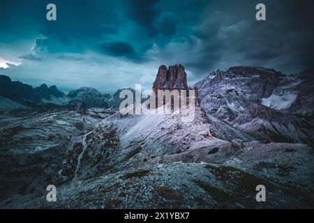 Description : vue épique de Sextner Stein sur la chaîne de montagnes Toblinger Knoten dans la soirée. Tre Cime, Dolomites, Tyrol du Sud, Italie, Europe. Banque D'Images