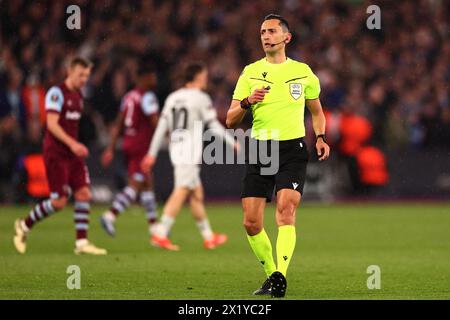 London Stadium, Londres, Royaume-Uni. 18 avril 2024. Europa League Football, quart de finale, deuxième manche, West Ham United contre Bayer Leverkusen ; arbitre Jose María Sanchez Martínez Credit : action plus Sports/Alamy Live News Banque D'Images