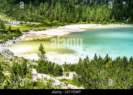 Description : belle vue sur le lac turquoise Sorapis le matin. Lac Sorapis, Dolomites, Belluno, Italie, Europe. Banque D'Images