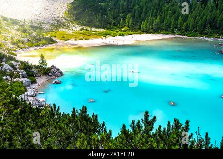 Description : belle vue sur le lac turquoise Sorapis le matin. Lac Sorapis, Dolomites, Belluno, Italie, Europe. Banque D'Images