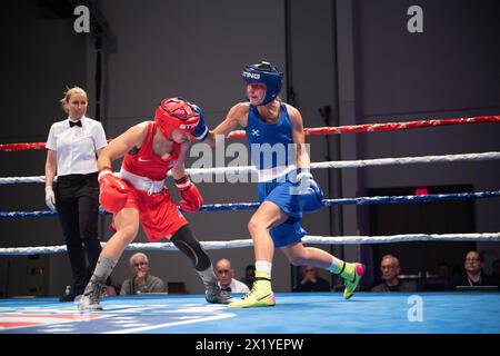 Pueblo, Colorado, États-Unis. 18 avril 2024. Savannah Stubley (Bleu), de Grande-Bretagne, et Lexus Ramirez, des États-Unis (Rouge), échangent des coups de poing, avant que Stubley ne gagne un combat de deuxième tour. Crédit : Casey B. Gibson/Alamy Live News Banque D'Images