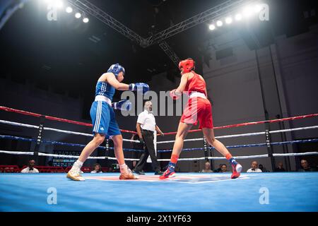 Pueblo, Colorado, États-Unis. 18 avril 2024. Amini Zidani, de France(Bleu), bat Sameenah Toussaint, de Grande-Bretagne, dans un combat féminin de 57 kg au deuxième tour. Crédit : Casey B. Gibson/Alamy Live News Banque D'Images