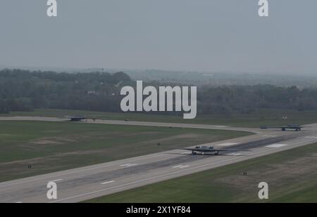 Knob Noster, États-Unis. 15 avril 2024. Plusieurs bombardiers stratégiques furtifs B-2 Spirit de l'US Air Force, affectés à la 509th Bomb Wing, se rendent sur la piste lors de l'exercice Spirit vigilance à Whiteman Air Force base, le 15 avril 2024 à Knob Noster, Missouri. Crédit : A1C Hailey Farrell/U.S. Air Force photo/Alamy Live News Banque D'Images