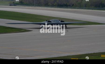 Knob Noster, États-Unis. 15 avril 2024. Un bombardier stratégique furtif B-2 Spirit de l'US Air Force, affecté à la 509th Bomb Wing, se rend en taxi sur la piste lors de l'exercice Spirit vigilance à Whiteman Air Force base, le 15 avril 2024 à Knob Noster, Missouri. Crédit : A1C Hailey Farrell/U.S. Air Force photo/Alamy Live News Banque D'Images