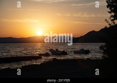 Magnifique coucher de soleil sur la plage de Pefki sur l'île de Rhodes en Grèce. Banque D'Images