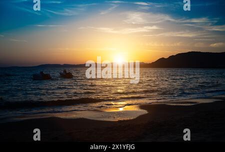 Magnifique coucher de soleil sur la plage de Pefki sur l'île de Rhodes en Grèce. Banque D'Images