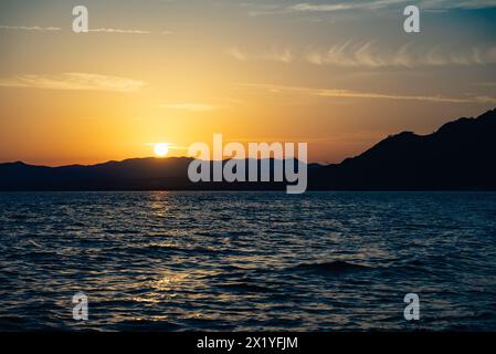 Magnifique coucher de soleil sur la plage de Pefki sur l'île de Rhodes en Grèce. Banque D'Images