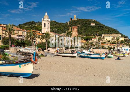 Bateaux de pêche sur la plage des pêcheurs de Noli, Riviera di Ponente, Ligurie, Italie, Europe Banque D'Images