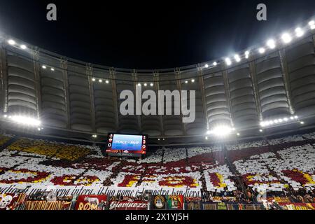 Rome, Italie. 18 avril 2024. Rome, Italie, 18 avril 2024. Les supporters roms attendent le début du match de deuxième manche de l'UEFA Europa League entre Roma et l'AC Milan au stade olympique. Roma a battu l'AC Milan 2-1 (3-1 au total) pour rejoindre les demi-finales. Crédit : Riccardo de Luca - Actualiser les images/Alamy Live News Banque D'Images