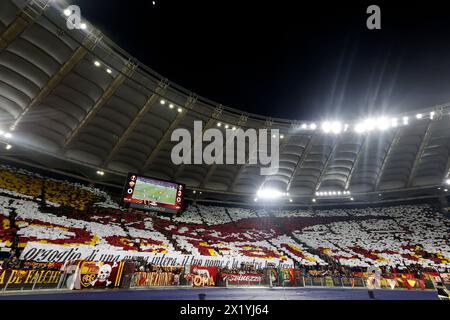 Rome, Italie. 18 avril 2024. Rome, Italie, 18 avril 2024. Les supporters roms attendent le début du match de deuxième manche de l'UEFA Europa League entre Roma et l'AC Milan au stade olympique. Roma a battu l'AC Milan 2-1 (3-1 au total) pour rejoindre les demi-finales. Crédit : Riccardo de Luca - Actualiser les images/Alamy Live News Banque D'Images