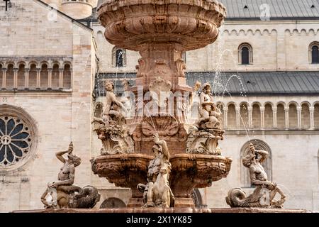 Fontaine de Neptune en face de la cathédrale sur la place de la cathédrale à trente, Trentin, Italie, Europe Banque D'Images
