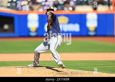 Le lanceur de secours des Milwaukee Brewers Trevor Megill #29 lance lors de la septième manche de la journée d’ouverture du match de baseball MLB contre les mets de New York au Citi Field à New York City, New York, le vendredi 29 mars 2024. (Photo : Gordon Donovan) Banque D'Images