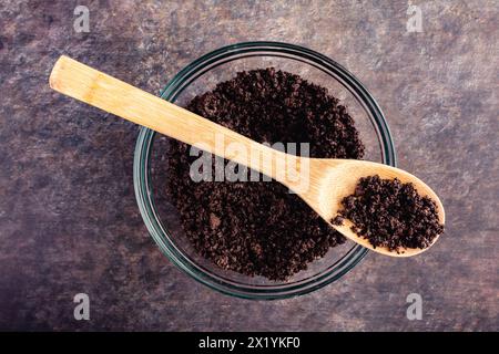 Préparation de cookies et de truffes à la crème garniture : biscuits sandwich moulus au chocolat et à la vanille mélangés avec du fromage à la crème Banque D'Images