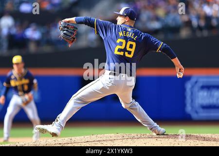 Le lanceur de secours des Milwaukee Brewers Trevor Megill #29 lance lors de la septième manche du match de baseball contre les mets de New York au Citi Field à New York City, New York, le samedi 30 mars 2024. (Photo : Gordon Donovan) Banque D'Images