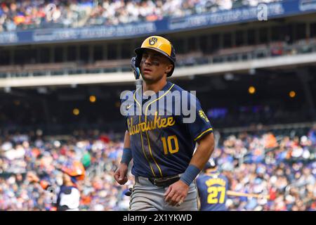 Milwaukee Brewers Sal Frelick #10 est félicité après avoir marqué lors de la huitième manche du match de baseball contre les mets de New York au Citi Field à New York City, New York, le samedi 30 mars 2024. (Photo : Gordon Donovan) Banque D'Images