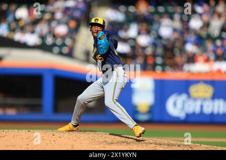 Le lanceur de secours des Milwaukee Brewers Abner Uribe #45 lance lors de la neuvième manche du match de baseball contre les mets de New York au Citi Field à New York City, New York, le samedi 30 mars 2024. (Photo : Gordon Donovan) Banque D'Images