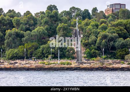 Burrawang marche sur le Wulugul Walk dans le parc Barangaroo Reserve Headland à Sydney, Nouvelle-Galles du Sud, Australie Banque D'Images