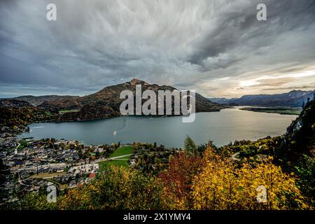 Vue depuis le point de vue de Weißwand sur le lac Wolfgangsee avec équipé Gilgen et le Schafberg, État de Salzbourg, Autriche Banque D'Images