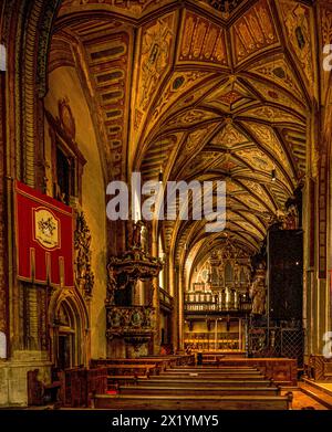 Intérieur de la paroisse et église de pèlerinage en parfait Wolfgang avec chaire et orgue, Salzkammergut, Autriche Banque D'Images