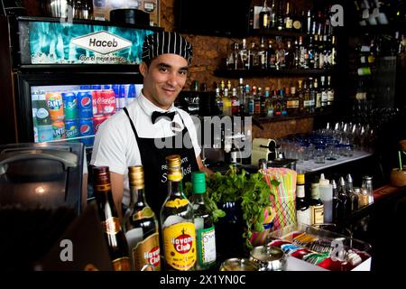 Beau serveur cubain et barman travaille dans un restaurant à Trinidad, Cuba. Banque D'Images