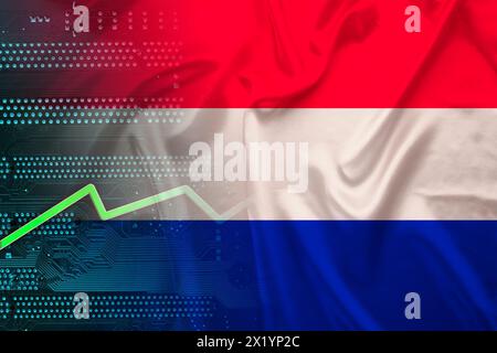 Drapeau national des pays-Bas sur soie avec des plis, PCB de circuit imprimé électronique vert, flèche de croissance, concept de technologie moderne, entreprise, econom Banque D'Images