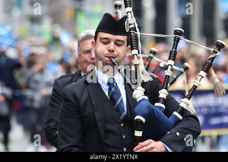 Le Bergen County Firefighters Pipe Band marche dans le défilé du jour du Tartan sur la sixième Avenue à New York, New York, le samedi 6 avril 2024. Tous les ans dans New Banque D'Images