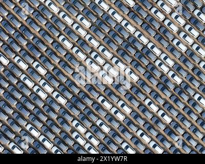 YANTAI, CHINE - 18 AVRIL 2024 - Un grand nombre de voitures électriques BYD attendent d'être expédiées pour l'exportation dans la zone portuaire de Penglai du port de Yantai dans le Shandong pro Banque D'Images
